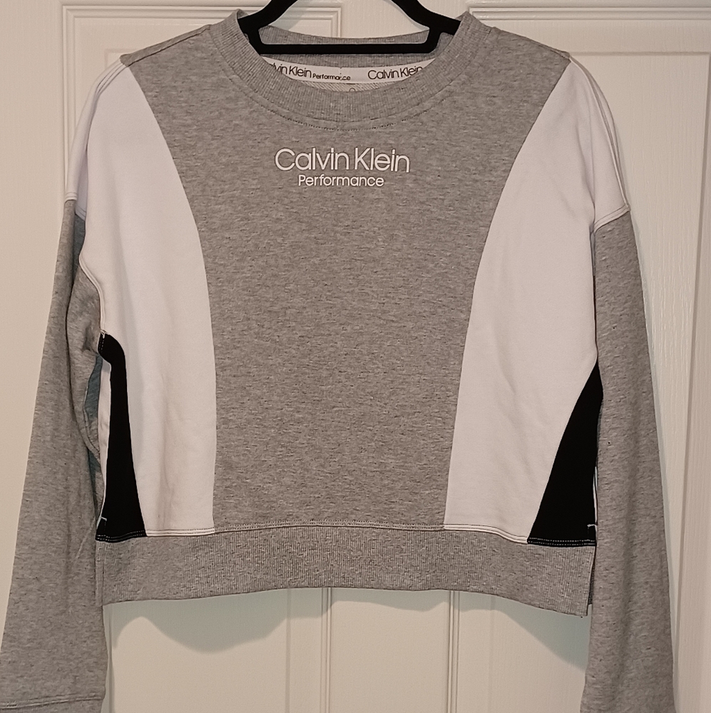 CALVIN KLEIN PERFORMANCE CK CROPPED SWEATSHIRT
COL